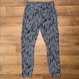 Lululemon Size 6 InStill High-Rise Tight
Leggings Camo Jacquard Asphalt Grey Gym